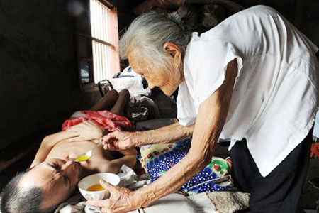 Mẹ già chăm con bị bệnh.